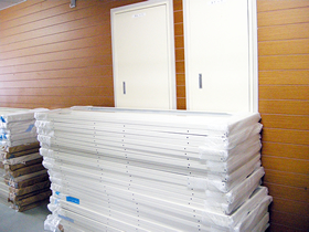 ラックを組み立てているところ。