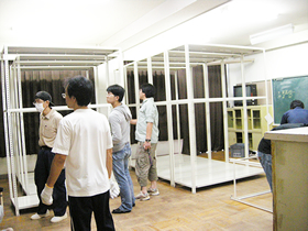 ラックを組み立てているところ。