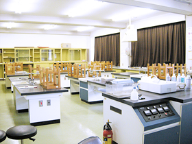 昼食、休憩をとった3階の理科室。