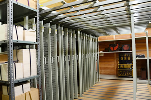 清掃後の収蔵庫。3ヶ月の努力の成果。収まるべきところに資料が収まり、通路も広々。床もキャビネットもきれいになって、職員一同心も軽やか。