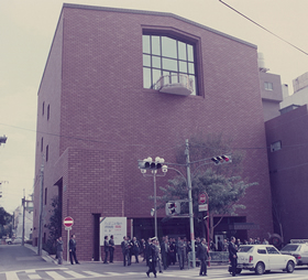 1978年11月、渋谷公園通りにオープンした「たばこと塩の博物館」。