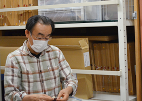 資料を扱う。I主席学芸員。