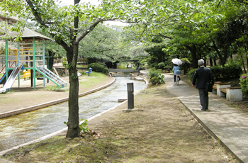 釣り堀もありますし、子どもの遊具もたくさんあって、昼間はにぎわっていることでしょう。