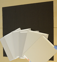 特別展示室床のカーペットと展示ケース内の壁材サンプル