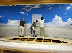 スタッフのみなさんと作業中の島倉さん。