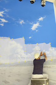 スタッフのみなさんと作業中の島倉さん。