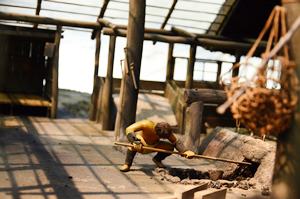 中腰で作業する釜屋の男性