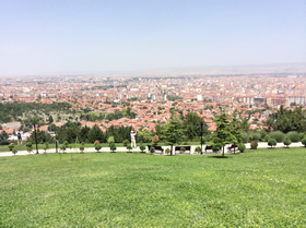 小高い公園から見渡したエスキシェヒルの町。