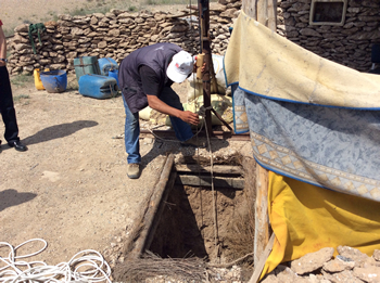 地面に穴を空けて、ロープで下り、メアシャムを採掘します。