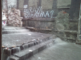 まるで川のように雨水が流れる街中。