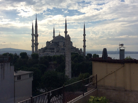 明け方の通称“ブルーモスク”。