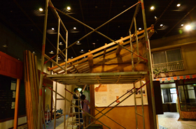 足場が組まれたたばこ屋さん。右奥に見えるのは昭和のたばこ屋さん