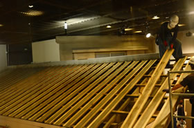 解体されていくたばこ屋さんの屋根。