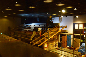 解体されていくたばこ屋さんの屋根。