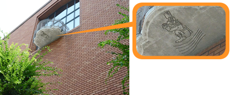 渋谷の館を見上げた図。バルコニーの下にはロゴマーク。