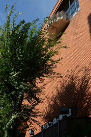 レンガ色の建物が夏の青空に映える、渋谷・たばこと塩の博物館。