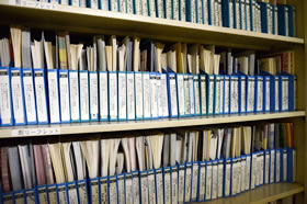 1978年11月から2013年9月までの235回分の展覧会や、その他のイベントのちらし、リーフレット、目録などの印刷物が収まっている棚。