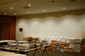 思い切って整理した当館ちらし、リーフレットは、他のスタッフが整理した印刷物とともに段ボール箱に。