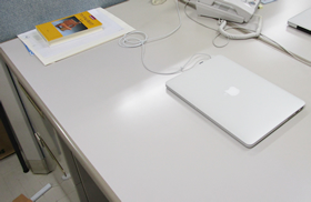 私の机です。見栄を張って、一冊置いてみました。