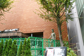 フェンス越しにみえる「喫煙の像」。