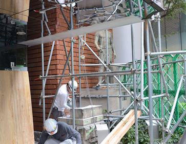 門柱を運搬できるよう、解体などの作業をする石のプロである石工のみなさん。