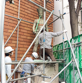 門柱の作業が終わった後、別の職人さんにより「喫煙の像」の移設作業が始まりました。