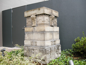 「村井兄弟商会の工場門柱」