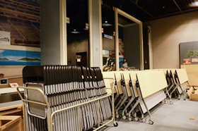 視聴覚ホールに収まっていたテーブルや椅子、その他もろもろの什器を、要・不要で選別しました。