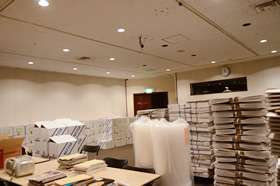 段ボール、エアキャップ（プチプチ）、ラベルの山…。