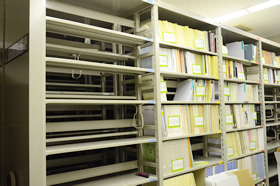 書架いっぱいに収まっていた図書ですが、徐々に空きスペースが増えていっています。