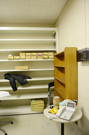 書庫には、移動式の大型書架が備えられていますが、その他、書庫の片隅に所狭しと2つの棚が置かれています。