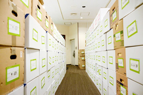 視聴覚ホールに収まっていたテーブルや椅子、その他もろもろの什器を、要・不要で選別しました。