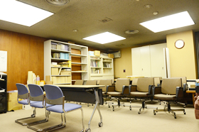 渋谷・たばこと塩の博物館事務所の応接室。