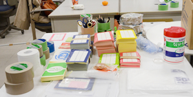 養生テープに布テープ。梱包資材いろいろ。