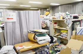 私の机の引っ越し作業の途中風景です…。