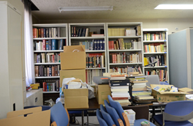 事務所の本棚。