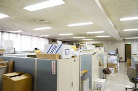 先ほどご紹介した私の机とは逆方向から眺めた事務所です。