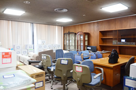 館長室です。大きな机と応接セット、収蔵喫煙具の展示ケースがあるシンプルな空間でした。