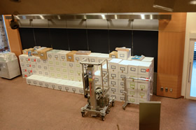 エントランスホールにも段ボール。