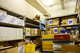 新館で収めるべき場所のシールを貼りました。