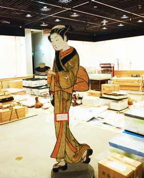 当館所蔵の鈴木春信が描いた浮世絵に登場する茶屋のお仙ちゃんです。