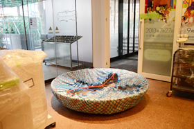 運び出しのため、梱包のうえ1階エントランスホールに置かれた鉄釜。