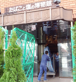 鉄釜はプロの手により、無事運び出されました。