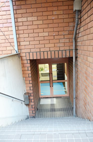 職員用通用口は半地下にありました。