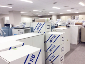 墨田の館内の新事務所に積み上った段ボールの数々。