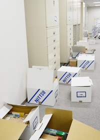 墨田の館内の新事務所に積み上った段ボールの数々。