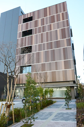 青空をバックにした墨田のたばこと塩の博物館。