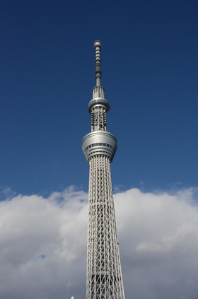 青空と雲とスカイツリー。