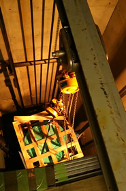 4階の扉から下をのぞいた図