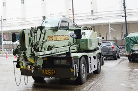 岩塩を載せたトラック、クレーン車